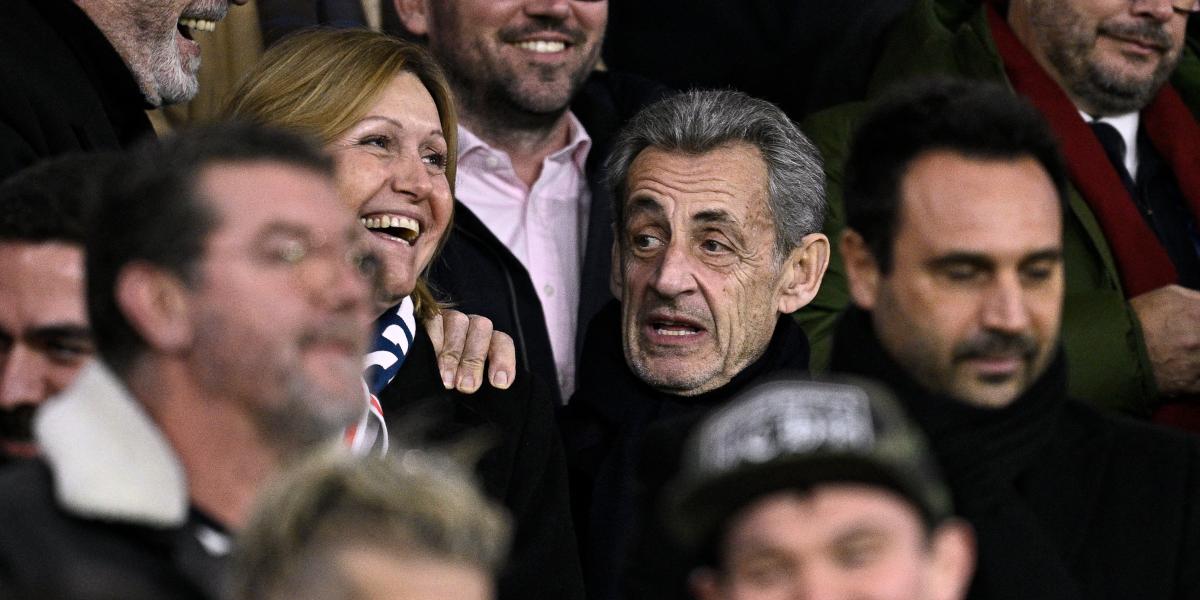 A börtönből három hét után kiengedett Sarkozy egy novemberi focimeccs lelátóján szórakoztatja politikusi társaságát