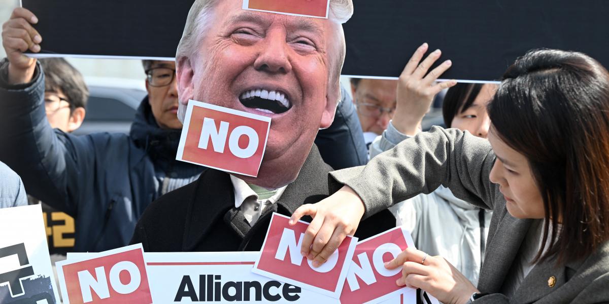 Dél-Koreában tüntettek hétfőn az amerikai elnök ellen