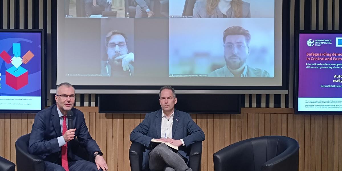 Martin József Péter, a Transparency International Magyarország ügyvezető igazgatója és Krekó Péter, a Political Capital ügyvezető igazgatója a konferencián