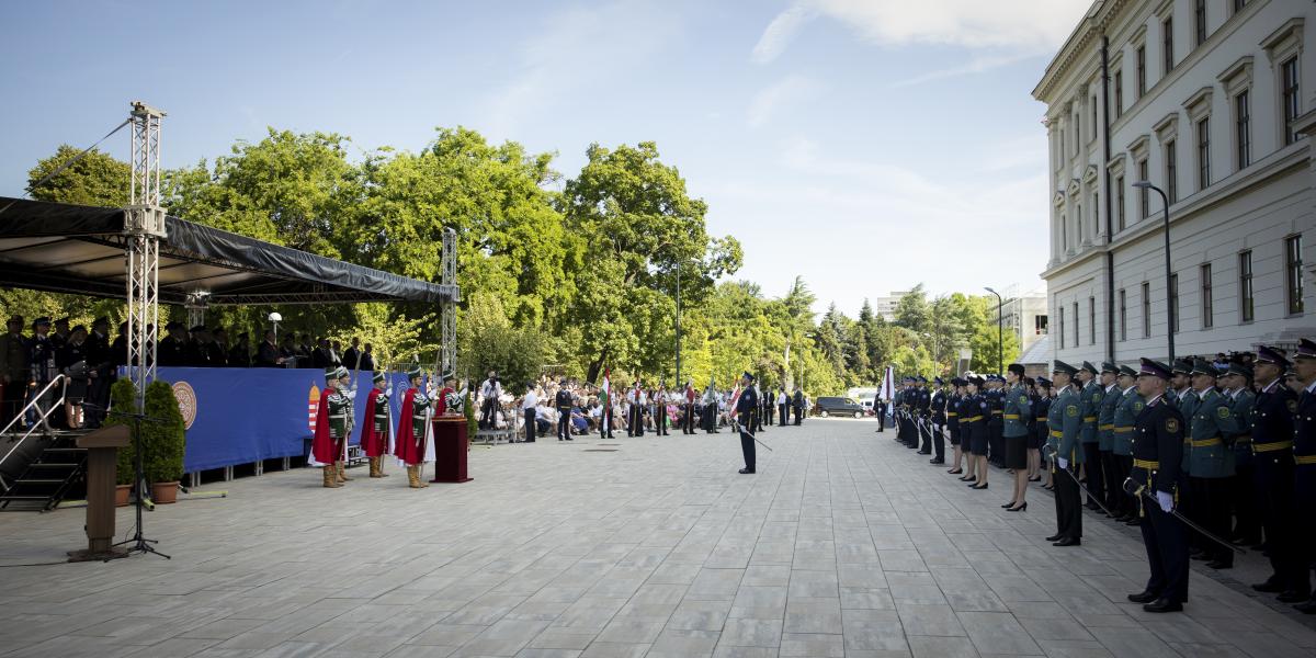 Képünk illusztráció, tisztavatás a Nemzeti Közszolgálati Egyetem Rendészettudományi Karának és Katasztrófavédelmi Intézetének ünnepségén a Ludovika főépülete előtt 2025. június 28-án