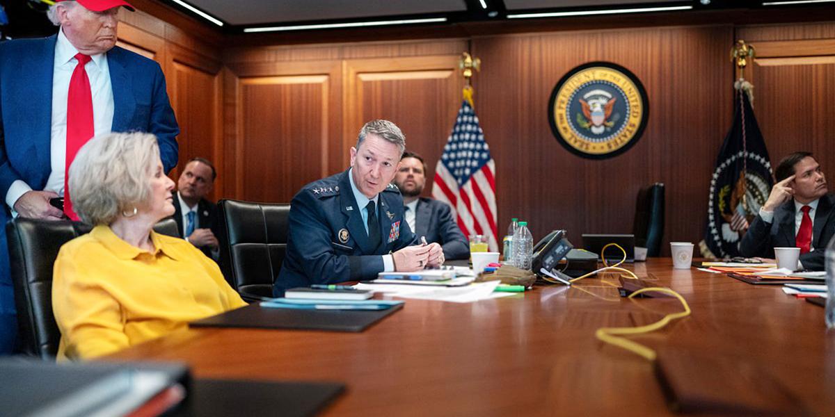 A patthelyzet nem jelent békét – az elnök, Caine tábornok, vezérkari főnök, az alelnök és Rubio (továbbá az írásban nem szereplő Susie Wiles, a Fehér Ház kabinetfőnöke)