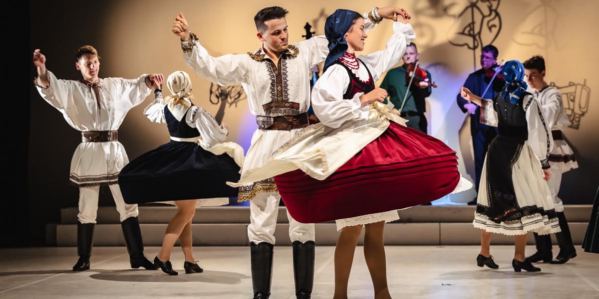 Erdélyi antológia a színpadon: jelenet a Magyar Állami Népi Együttes Édeskeserű című előadásából