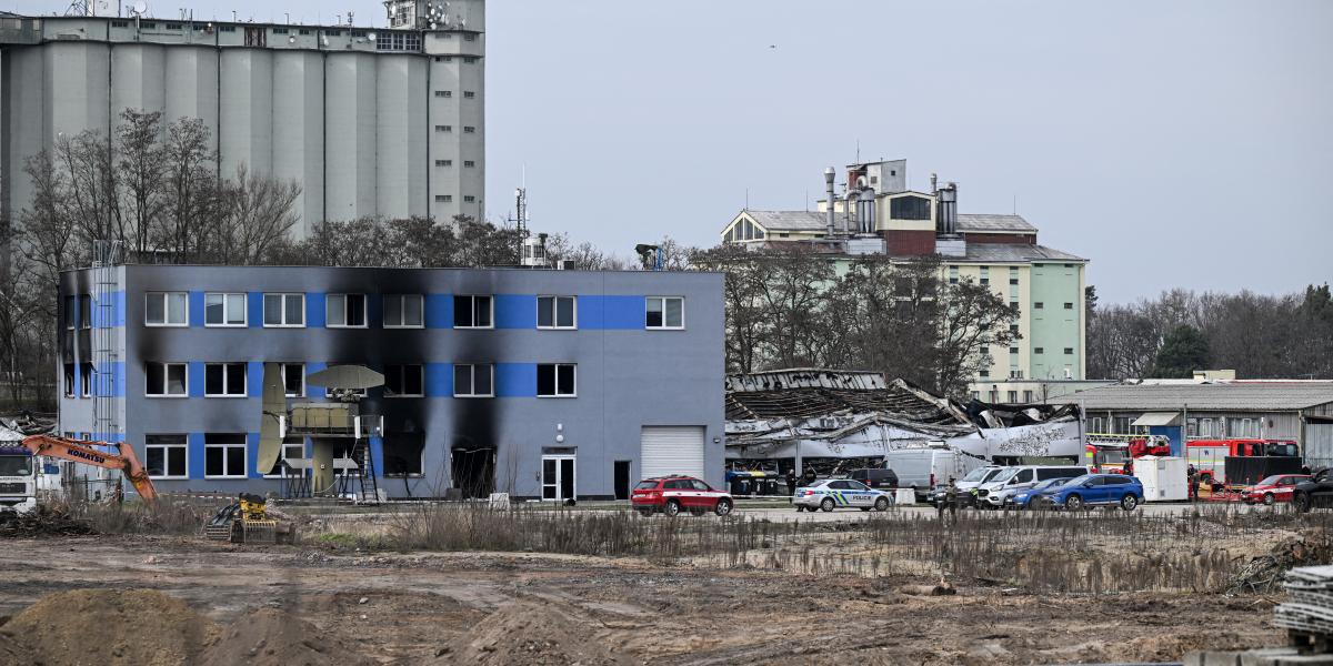 A leégett csehországi raktárépület
