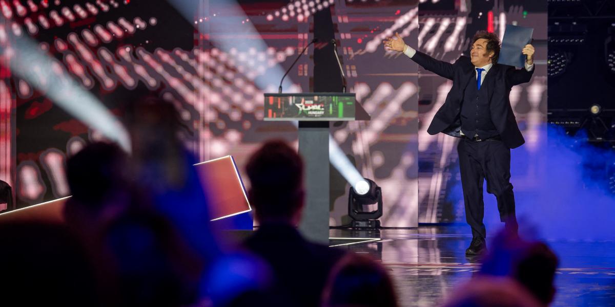 Javier Milei valóban úgy lépett Budapesten színpadra, mint egy rocksztár