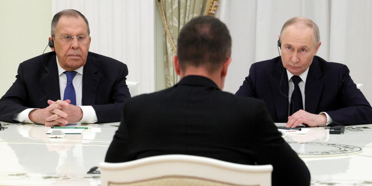 Vlagyimir Putyin fogadja Szijjártó Pétert a moszkvai Kreml szenátusi palotájában 2026. március 4-én. Az orosz elnök mellett Szergej Lavrov külügyminiszter
