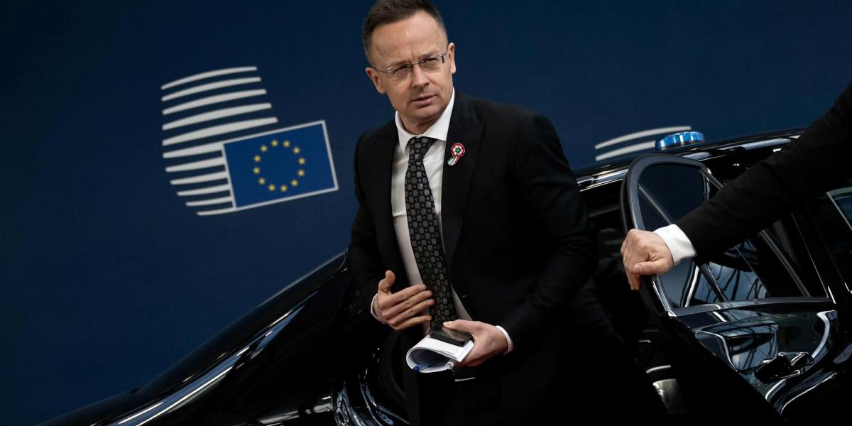 Telefonálásra kész. Szijjártó Péter megérkezik az EU székhelyére