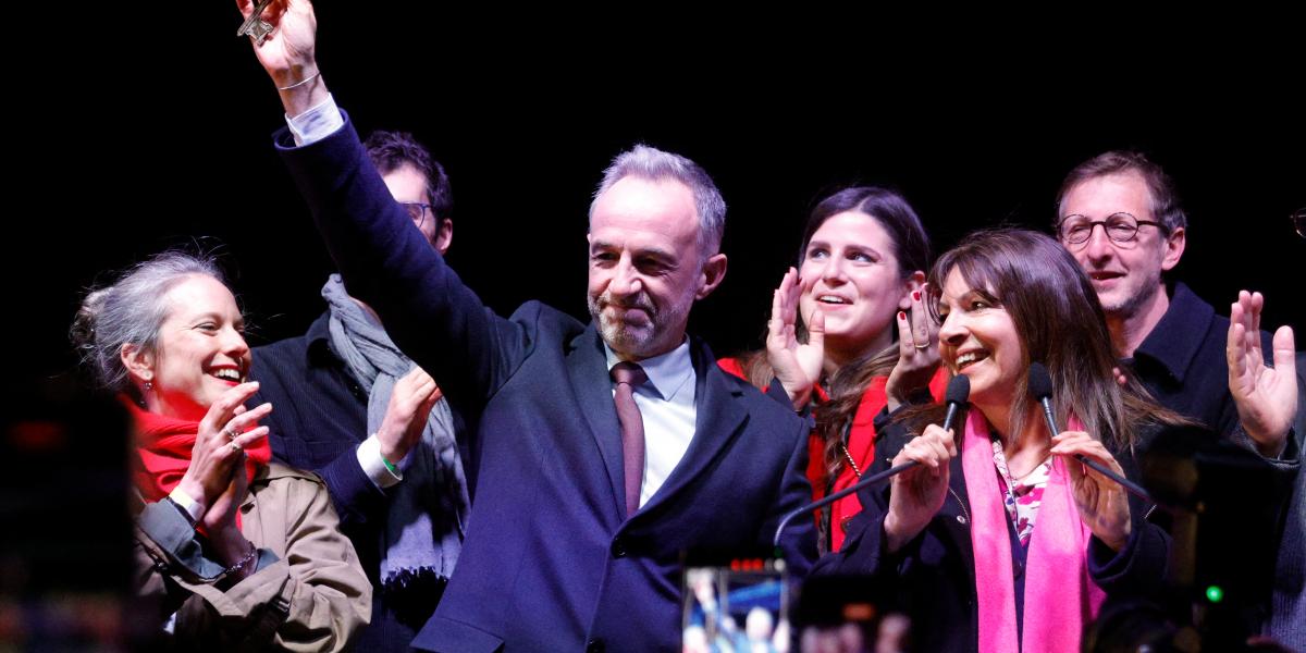 Emmanuel Grégoire a leköszönő polgármesterrel, Anne Hidalgóval ünnepel