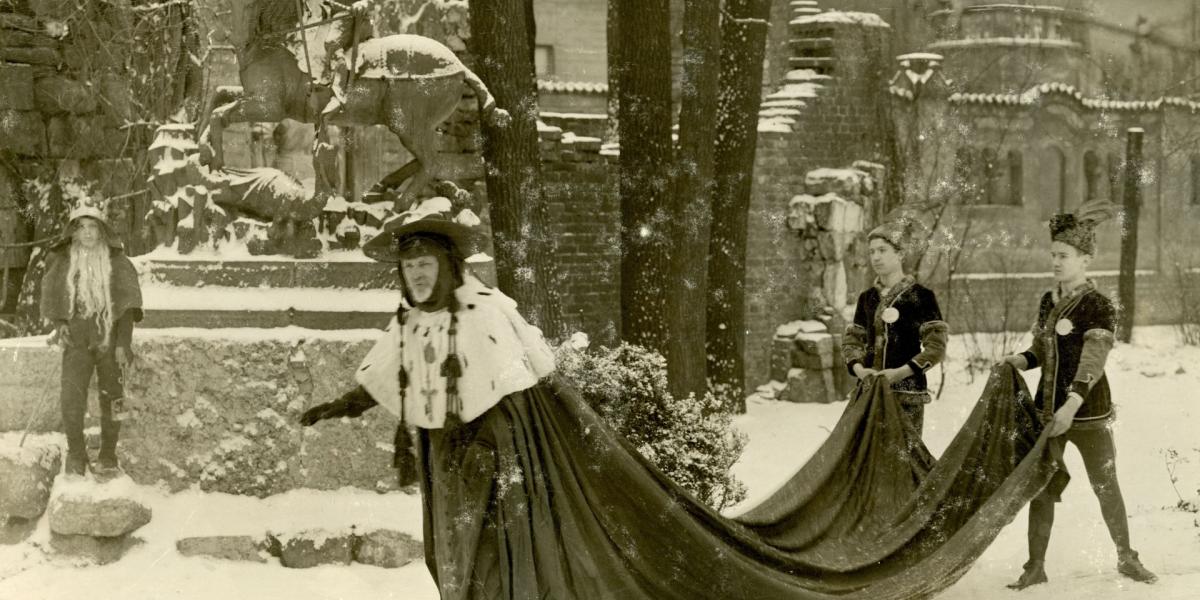 Strobl Alajos bíborosi jelmezben az Epreskertben, 1909 körül, archív fotó