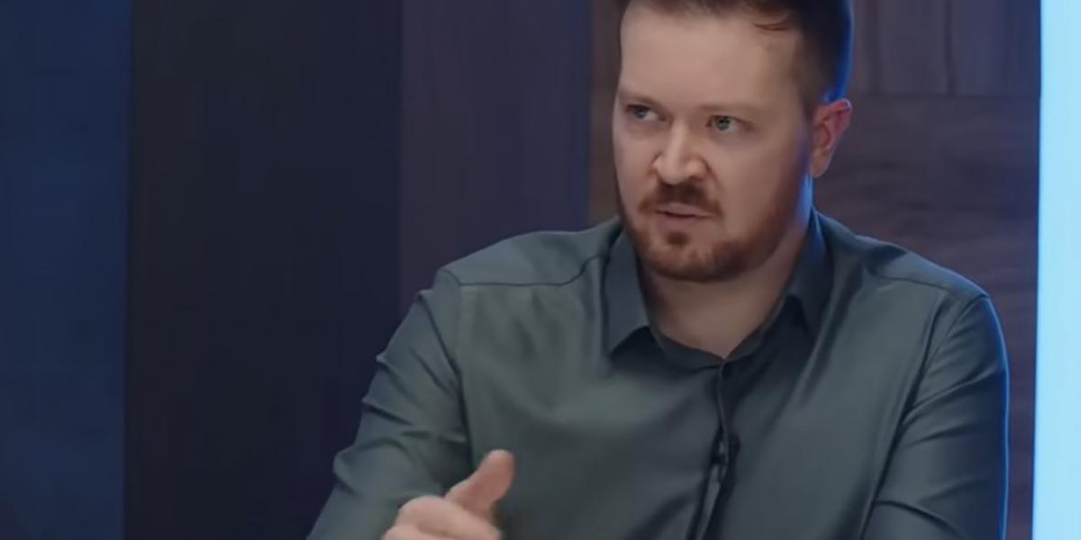 Szabó Bence borított. Az exnyomozó számára bátyja indított adománygyűjtő oldalt, már 250 milliónál is többet adakoztak. Eredetileg ötmillió volt a cél