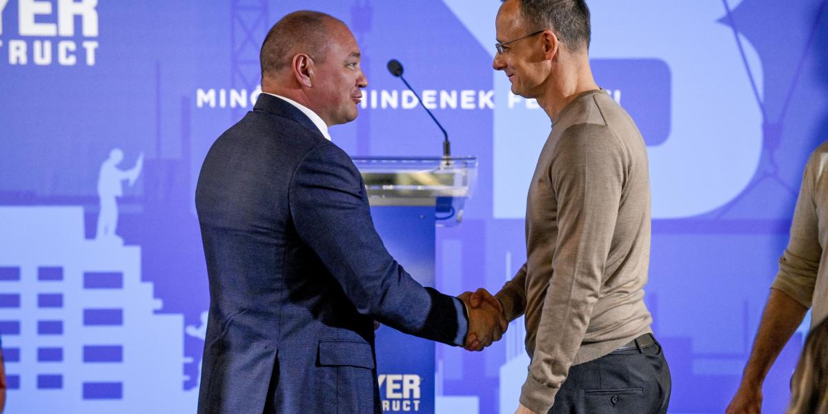 Balázs Attila vezérigazgató és Szijjártó Péter a Bayer Construct Zrt. beruházásáról tartott sajtótájékoztatón Sóskúton március 6-án 