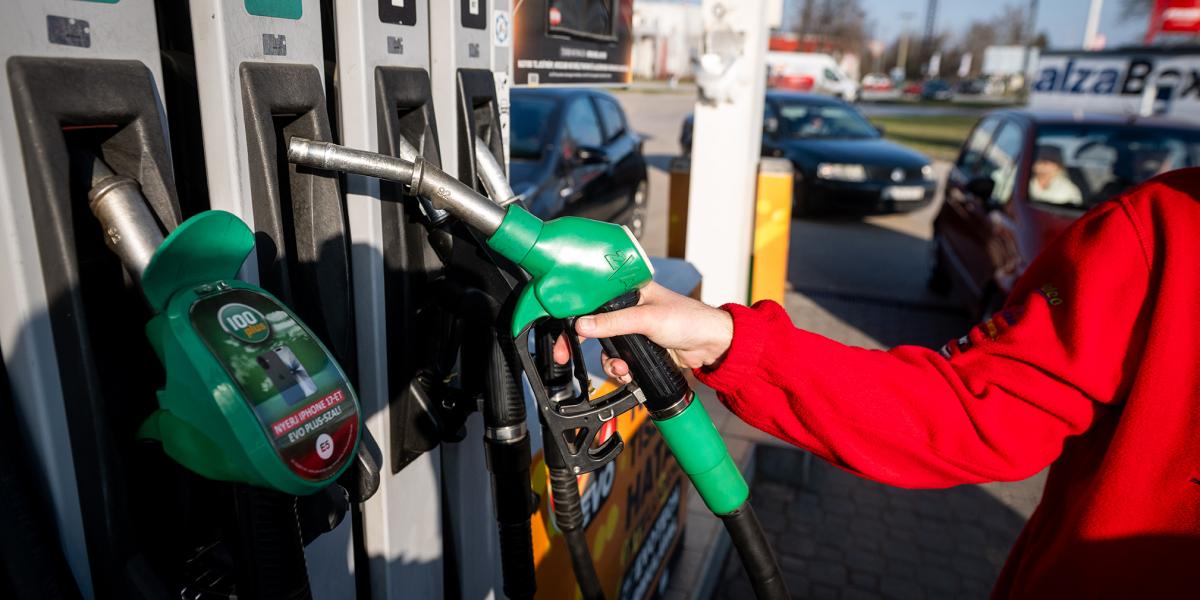 Az 595 forintos benzinár csak a 10. legalacsonyabb Európában