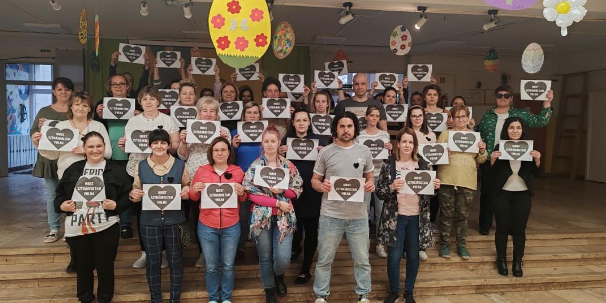 A nevelést, oktatást segítők többsége minimálbér környékén keres, a Belügyminisztérium mégsem emeli a bérüket