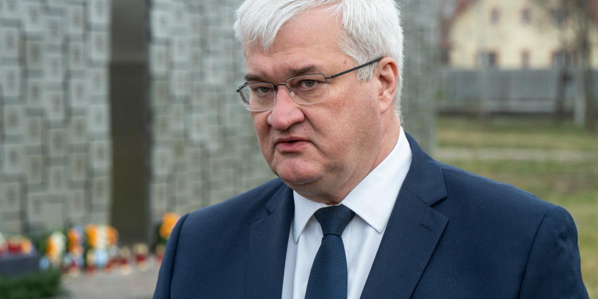 Andrij Szibiha ukrán külügyminiszter a bucsai áldozatok emlékhelyénél március 31-én 