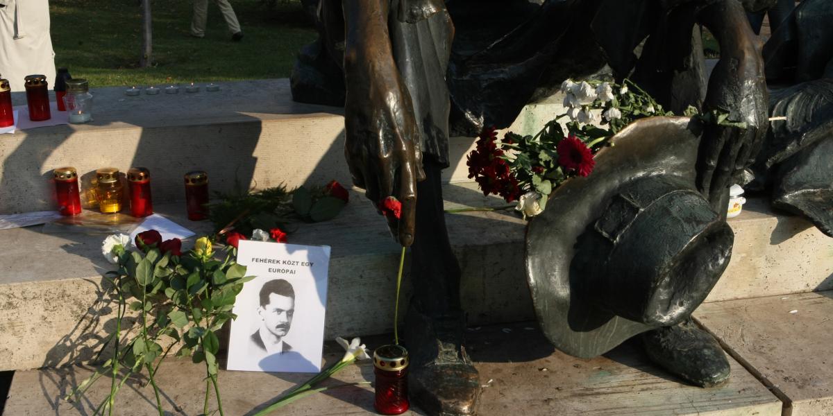 Illusztráció: Megemlékezés József Attila Kossuth téri szobránál 