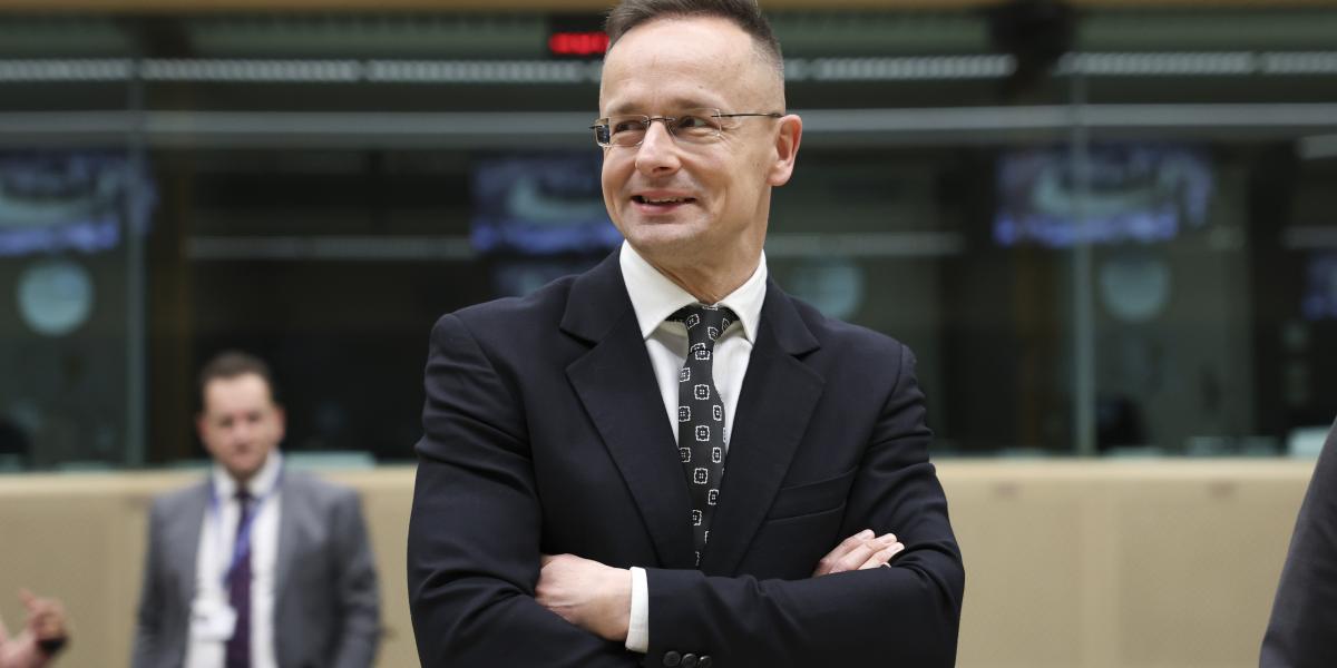 Szijjártó Péter hol hazugságnak, hol a diplomácia részének tartja, hogy tájékoztatta Lavrovot