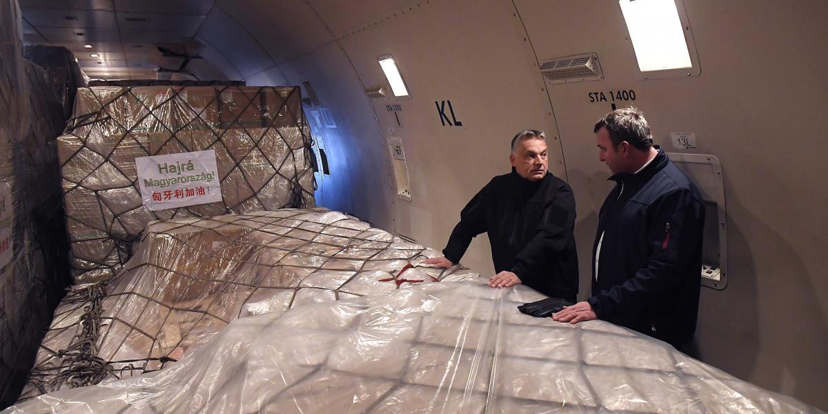 Orbán Viktor a gépekkel. Egy részükről kiderült, nem felelnek meg az uniós szabványoknak, így nem használhatók