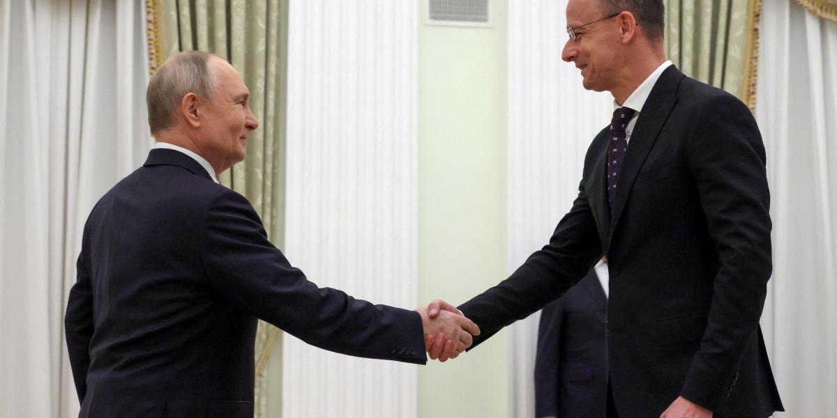 Vlagyimir Putyin fogadja Szijjártó Pétert a moszkvai Kreml Szenátusi palotájában 2026. március 4-én. 