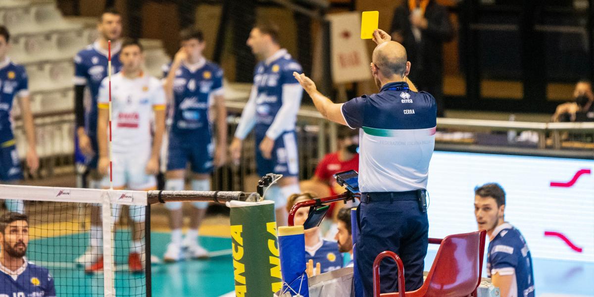 A tavaly október óta felfüggesztett játékvezetők hiánya napi szinten okoz komoly problémákat a bírók kijelölésében a mérkőzésekre