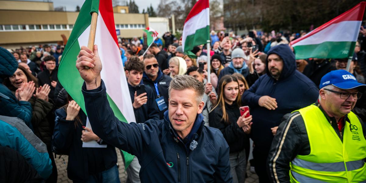 Magyar Péter országjárásának oroszlányi állomásán. Nekik áll a zászló