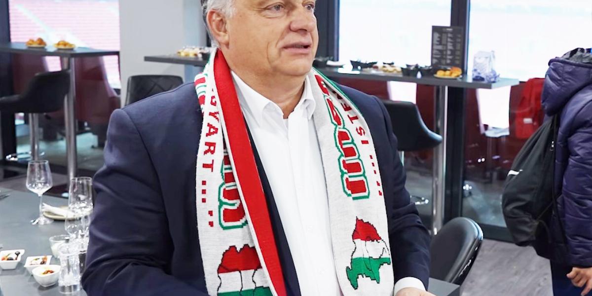 Orbán Viktor a Nagy-Magyarországgal díszített szurkolói sálja ellenére nyíltan támogatta a román szélsőjobboldalt is