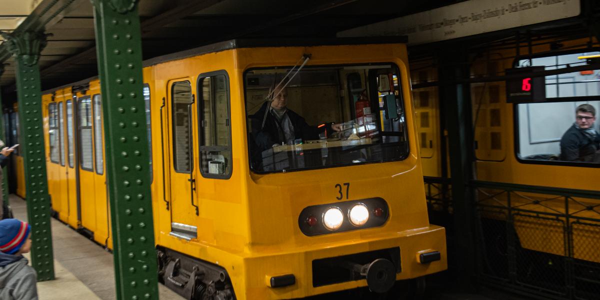 Az Andrássy út többszöri lezárásakor az M1-es metrót is leállítják