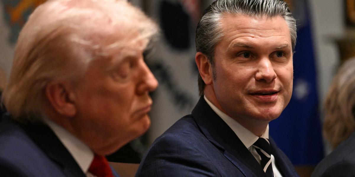 Donald Trump amerikai elnök és Pete Hegseth, a védelmi minisztere