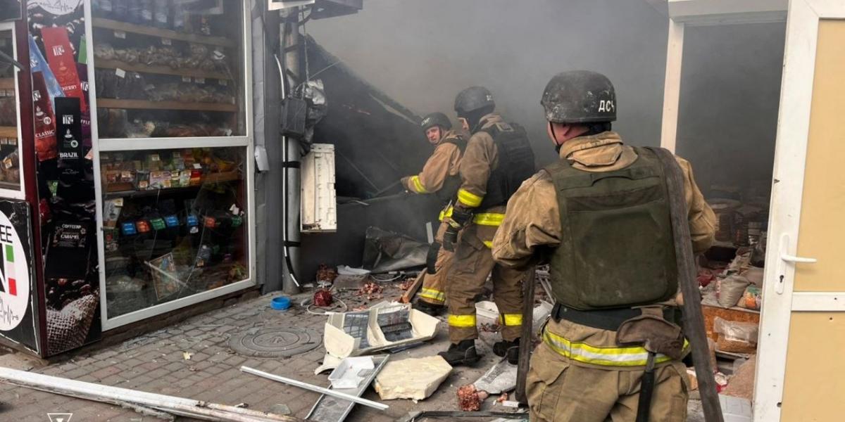 Tűzoltás a piacon az orosz dróntámadás után az ukrajnai Nyikopolban 2026. április 4-én.