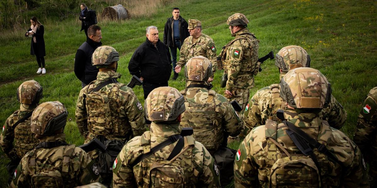 Orbán Viktor terepszemlén. Magyar Péter szerint újabb határt készül átlépni
