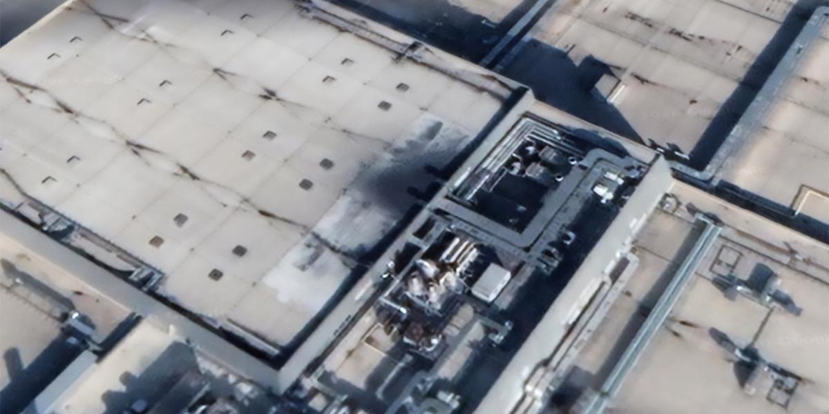 Fekete por az épület tetején 2023-ban.