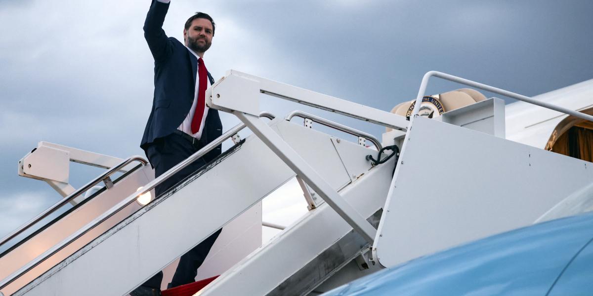 J. D. Vance, az Egyesült Államok alelnöke integet, miközben felszáll a repülőgépére, hogy Budapestre induljon 2026. április 6-án.
