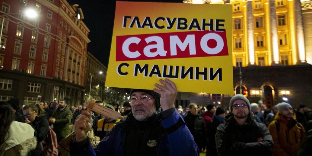 Bulgáriában öt éven belül a nyolcadik választást rendezik. A szófiai hatóságok a román forgatókönyv megismétlődésétől tartanak