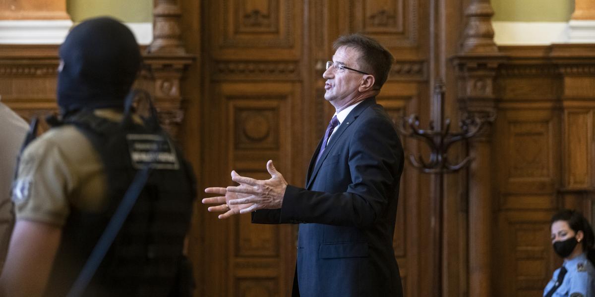Völner Pál vádlottként a bíróság előtt