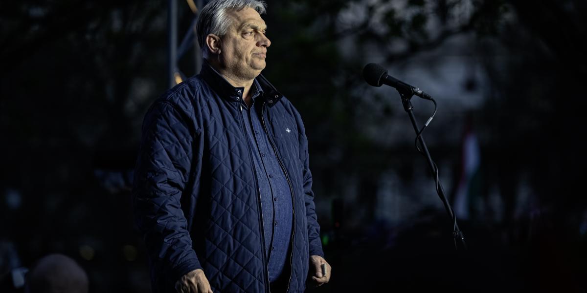 Orbán itt nem a jövőt fürkészi. Illetve mégis: az ellenzéket figyeli