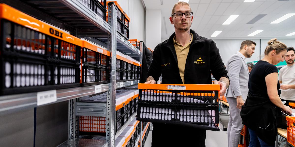 Levélszavazatok a Nemzeti Választási Irodában április 12-én este 