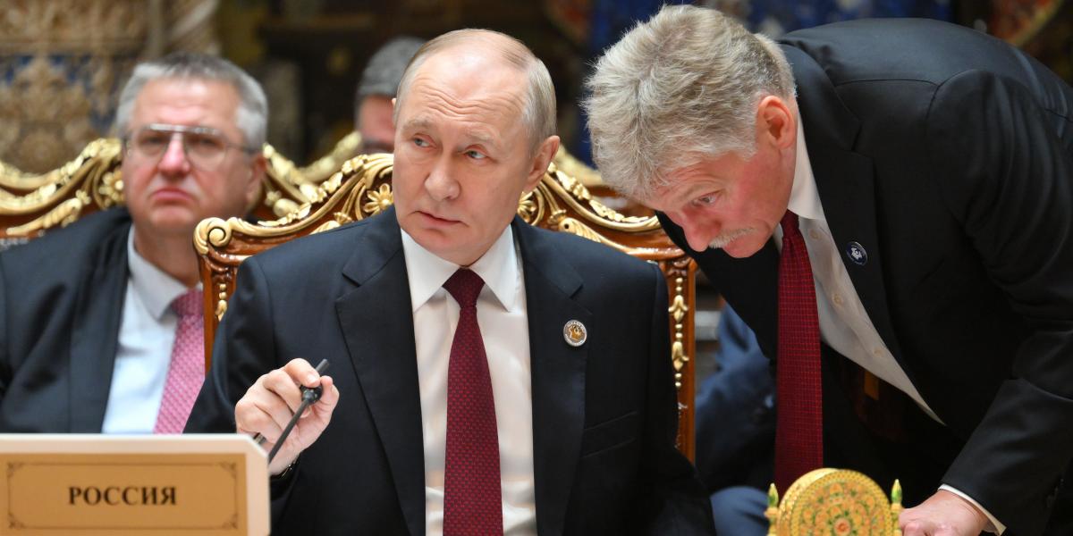 Vlagyimir Putyin orosz elnök és Dmitrij Peszkov, a Keml szóvivője - Korábbi felvétel 