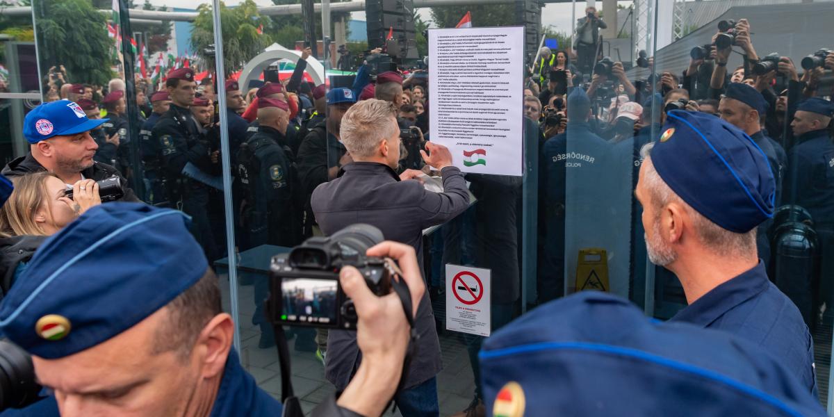 Magyar Péter leendő miniszterelnök 2024 októberében az MTVA székháza előtt – rendőrök gyűrűjében – 16 pontban követelte a sajtószabadságot