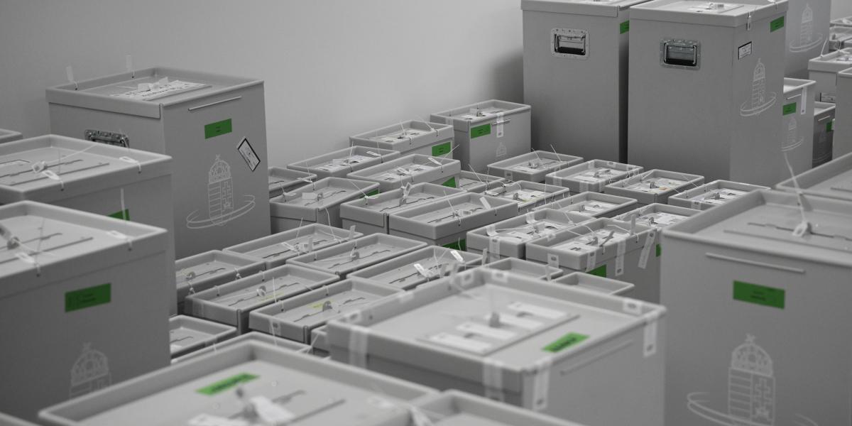 Külképviseleti urnák ellenőrzése az NVI-ben