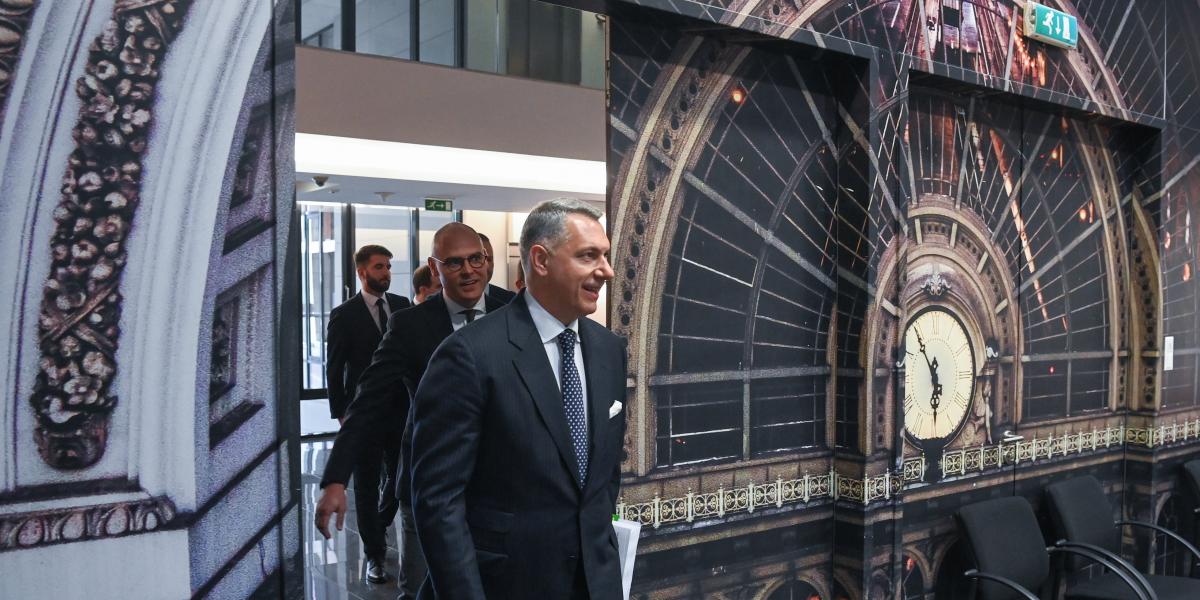 Lázár János közlekedési miniszter érkezik a MÁV igazgatóságának és felügyelőbizottságának alakuló ülésére 2023. május 15-én