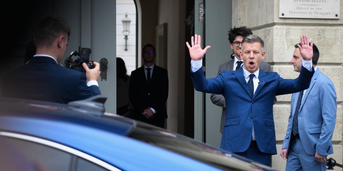 Magyar Péter megérkezik a Sándor-palotába április 15-én 