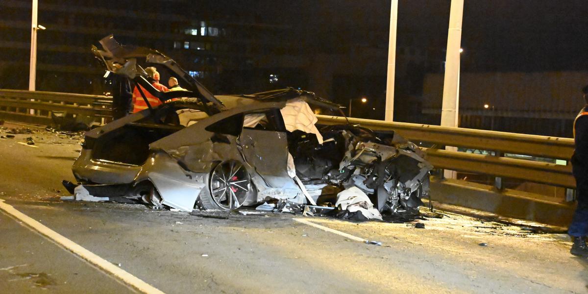 Összeroncsolódott személygépkocsi Váci úti felüljárón április 11-én 