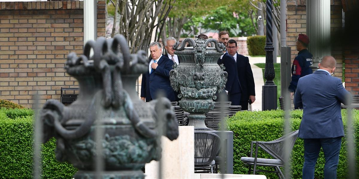 Orbán Viktor és kísérete szerdán a Sándor-palotánál