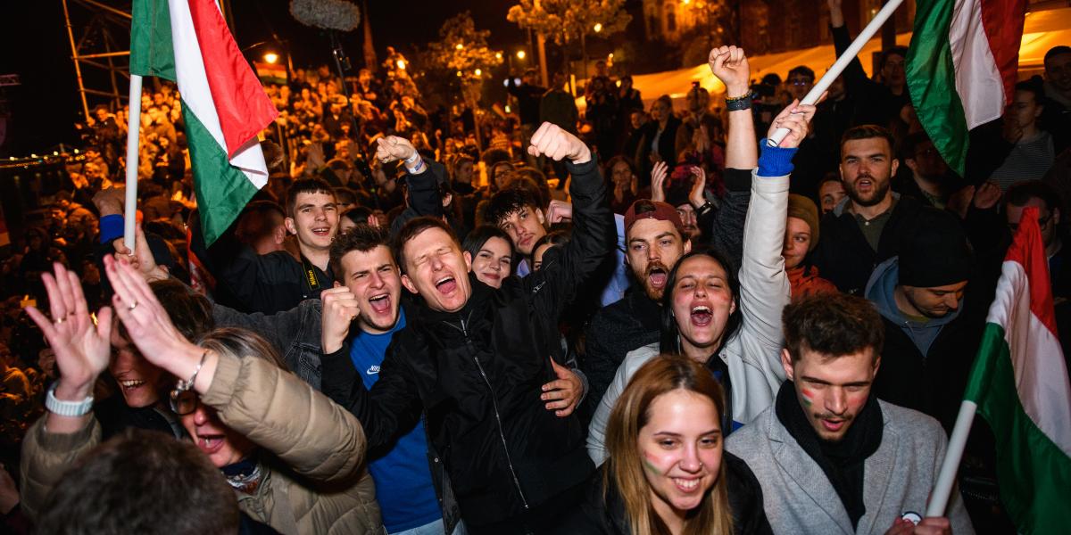 A Tisza győzelmét ünneplők április 12-én este Budapesten. Ilyen érzés, ha éppen megle­gyint a történelem