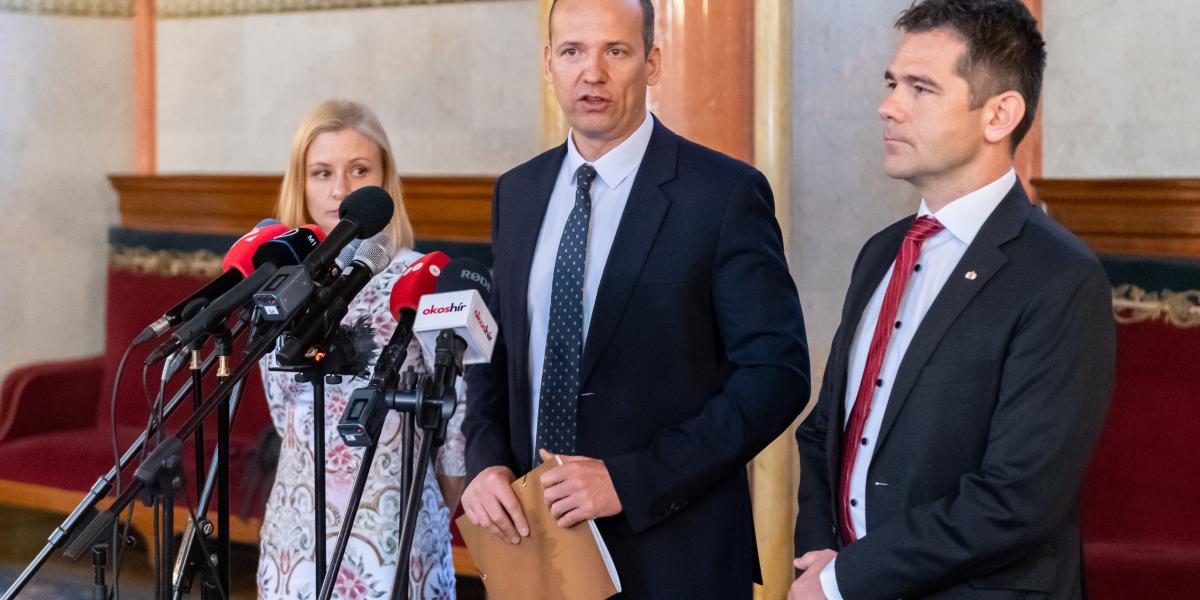 Dúró Dóra, Toroczkai László és Novák Előd az Országgyűlés alakuló ülését előkészítő tárgyalások előtt az Országházban április 17-én 