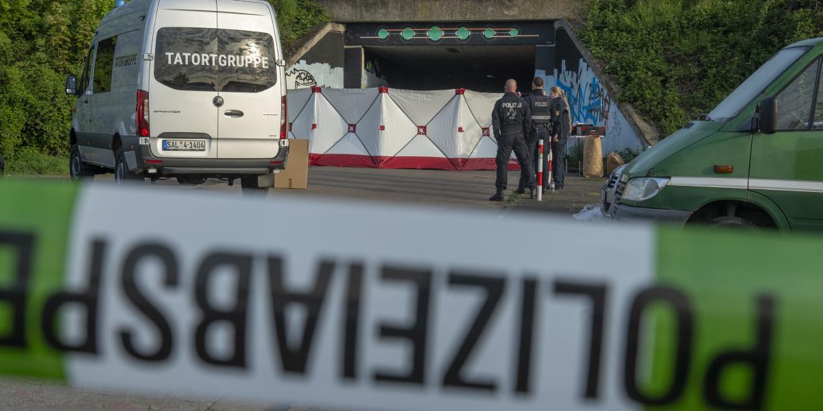 Rendőrök és tűzoltók a nyugat-németországi Völklingen egyik gyalogos aluljárójában, ahol robbanás történt