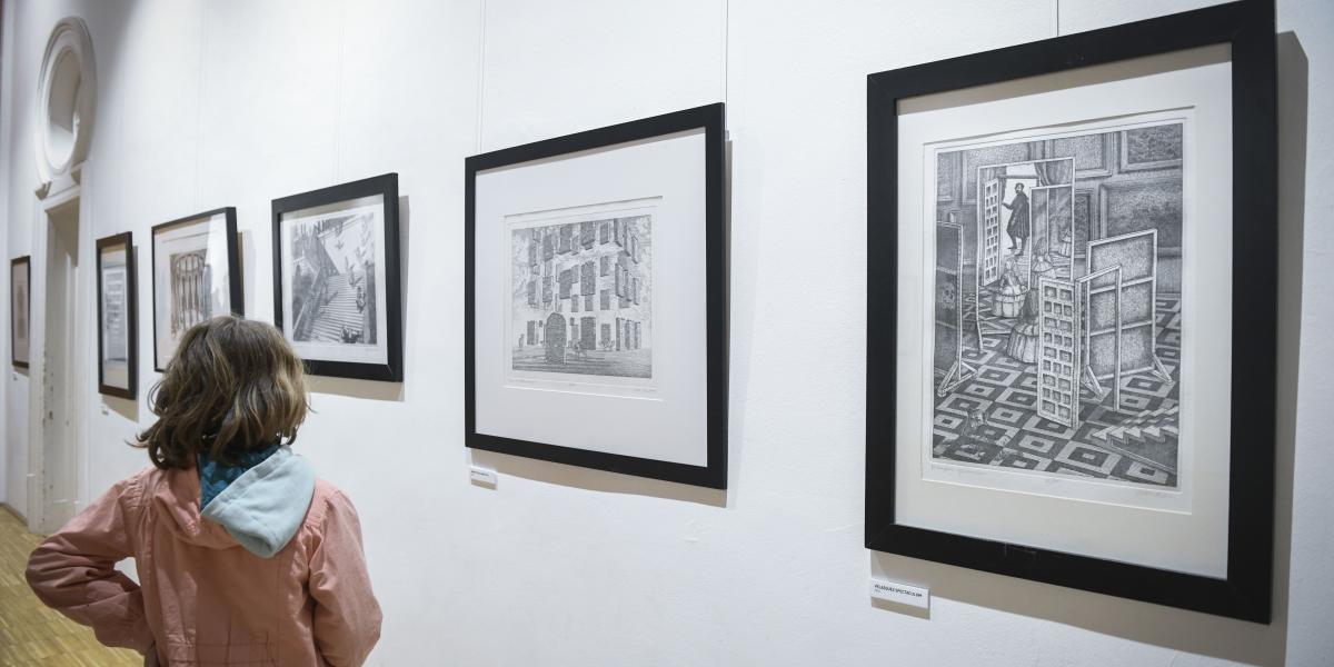 Képeit hosszasan érdemes szemlélni, hogy megfejtsük utalásait