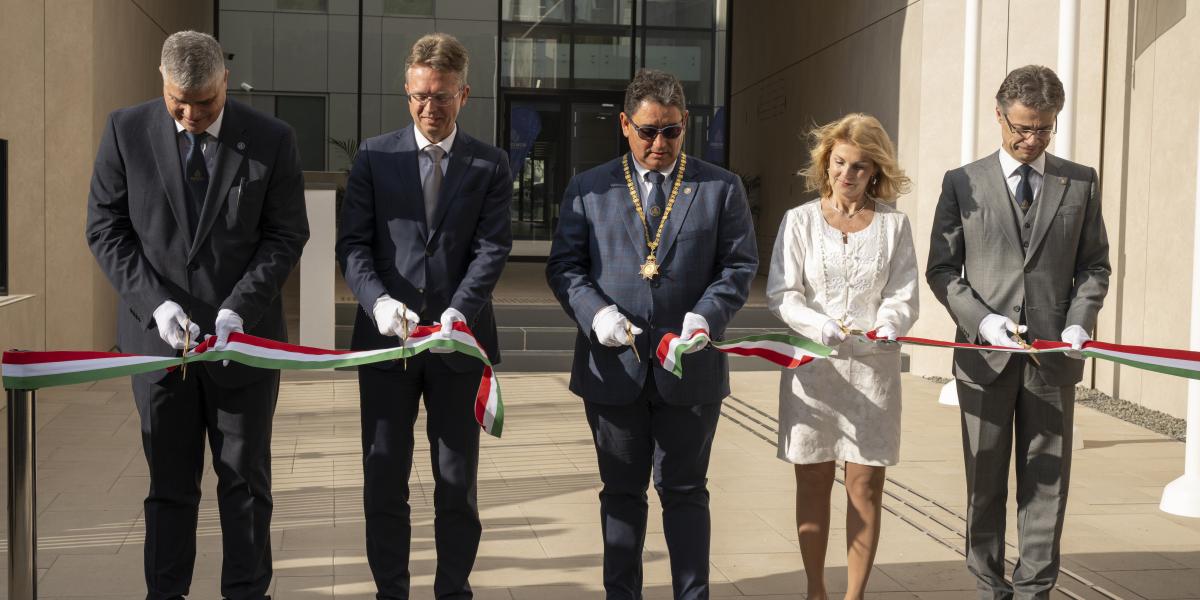 Kiss András, a Semmelweis Egyetem Igazságügyi Orvostani Intézet igazgatója, Hankó Balázs kultúráért és innovációért felelős miniszter, Merkely Béla rektor, Pavlik Lívia kancellár és Alpár Alán rektorhelyettes az átadó ünnepségen április 9-én 