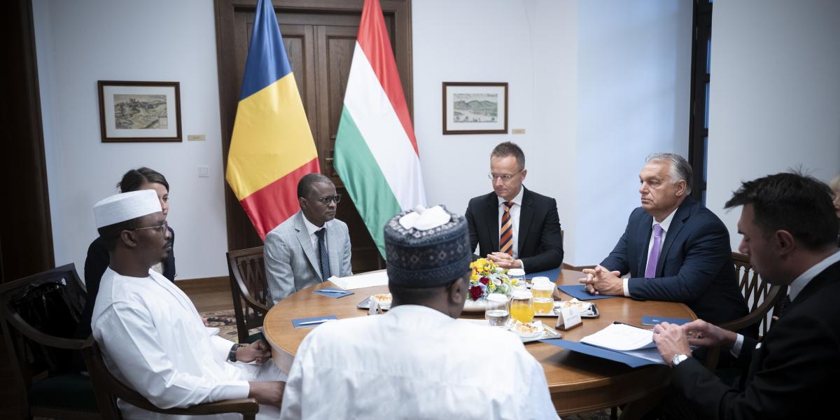 Orbán Viktor fogadja Mahamat Idriss Déby Itno csádi elnököt a Karmelita kolostorban 2024. szeptember 9-én. A kormányfő mellett Szijjártó Péter és Biró Marcell nemzetbiztonsági főtanácsadó 