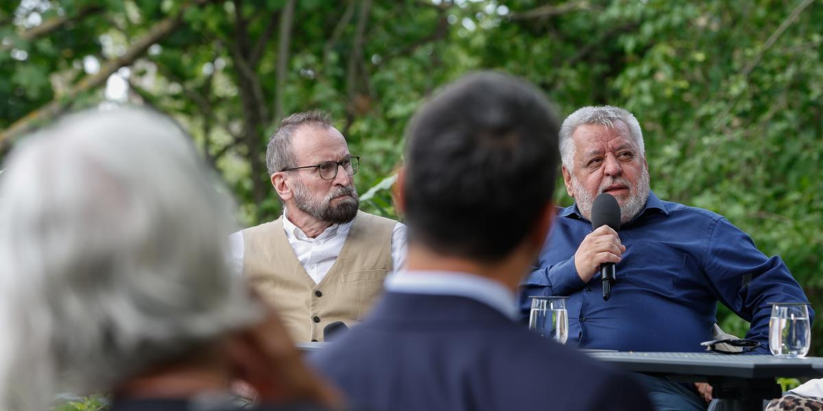 Lánczi András (jobbra) Szájer Józseffel egy 2025. júniusi konferencián