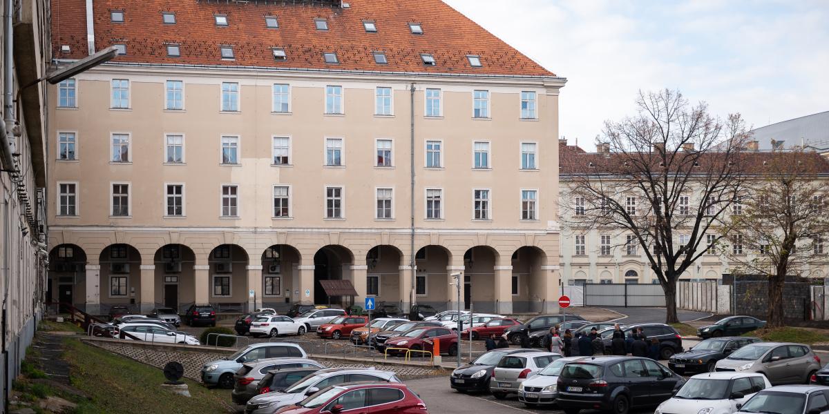 A Városháza parkban már nem lehet parkolni, de a hivatal udvarán még igen