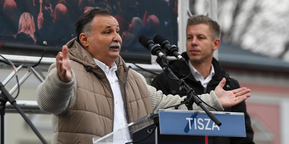 Gajdos László és Magyar Péter a Tisza Párt nyíregyházi nagygyűlésén 2025. november 29-én